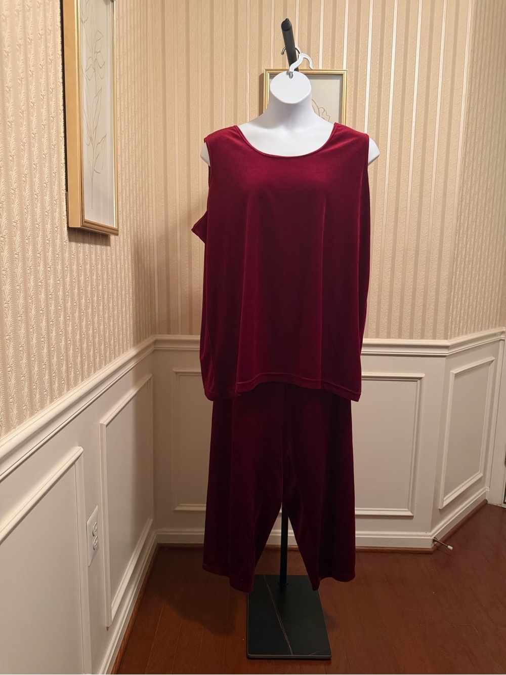 Women's Velvet Sleeveless Top and Wide-Leg Pants Set - Burgundy